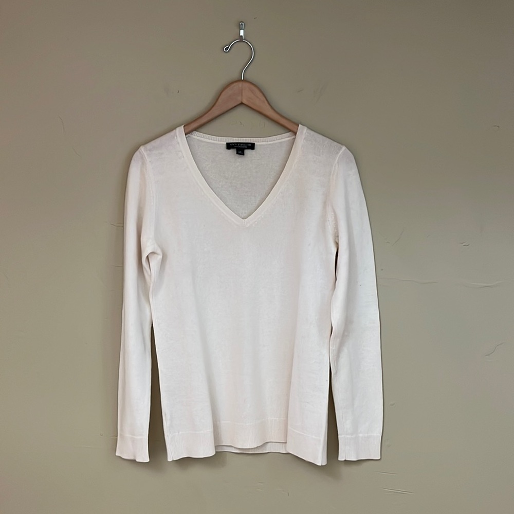 Ann Taylor | Cashmere v-neck sweater | Ivory | Size M